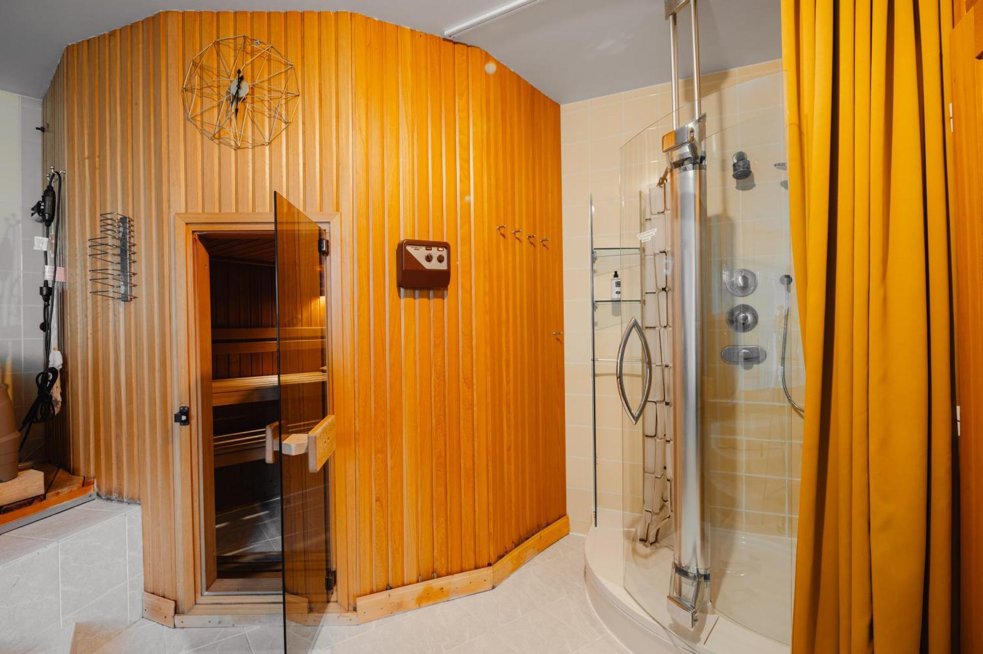 Unique With Private Pool, Cinema, Praga